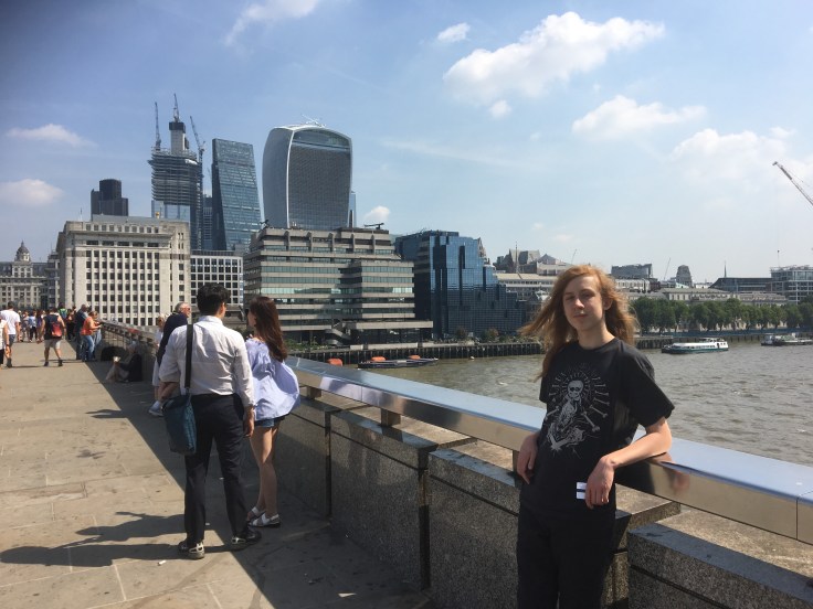 “Keep calm and carry on” (Om at turde trække “autismekortet” og være sin søns hemmelige agent i&nbsp;sommerferien)