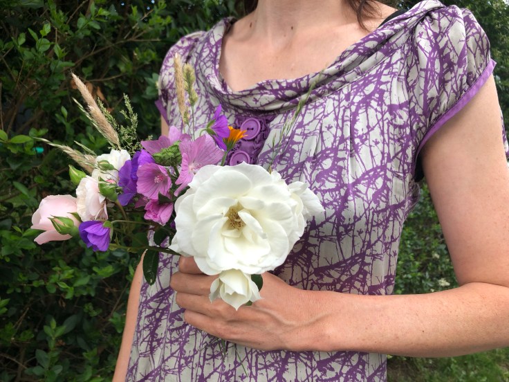 IKKE PÅKLÆDT OG IKKE NØGEN, IKKE RIDENDE OG IKKE KØRENDE, IKKE PÅ VEJEN OG IKKE UDENFOR&nbsp;VEJEN.