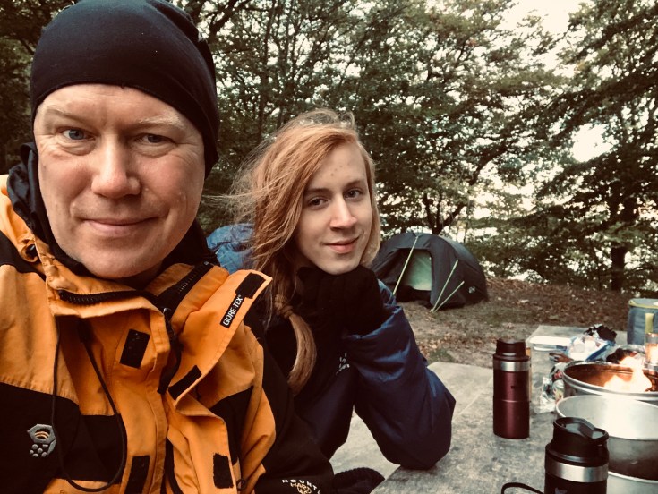 Vildt alene, i meningsfyldtheds-marken. (Om autisme, duften af brænderøg, den hjemvendte søn (m/k) om at søge en lærlingeplads som binge watcher af serier, der ikke kræver den store hjernekapacitet)