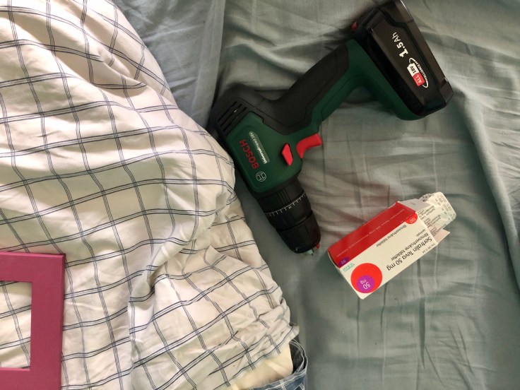 “Far. Vil du ikke nok være sød at løfte boremaskinen væk fra&nbsp;sengen?”