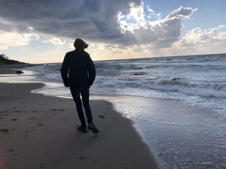 En far eller en mor til et barn med autisme og angst, kan holde sig konstant neddykket i mindst 7 år!! (om hvad fanden man stiller op med sig selv, når det langsomt begynder at gå helt ok med ens børn og man samtidig kan øjne livet, som det tager sig ud, i det skarpe lys, på den anden side af den flimrende&nbsp;vandoverflade)