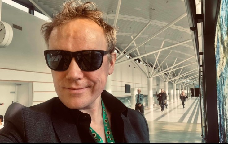 Man skal have det bedre før man kan få det godt – i virkeligheden (om at rejse, ankomme og tillade sig selv at lande i det forventningsfrie transitområde, bag de to sluser og de fire&nbsp;dobbeltdøre)