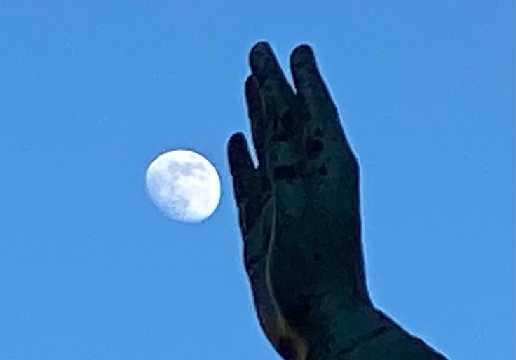 “Men vi kan tale sammen og det er dog noget” (Om autisme, ramte familier, dyner uden sengetøj, øjnene der ser og om når tæt på føles uendeligt langt&nbsp;væk)