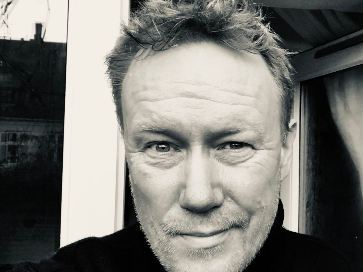 Dengang jeg, som far og mand, næsten blev til en struds (En forsinket nytårstale om at stå i vindretningen, når tilværelsen ryster sit store frottehåndklæde for strandsand. Og om at blive&nbsp;stående!)&nbsp;