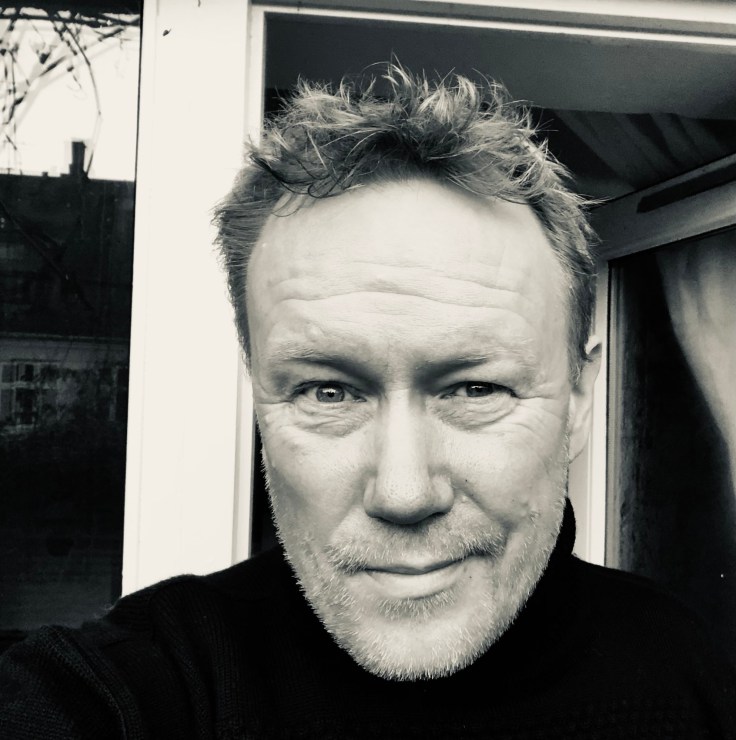 Dengang jeg, som far og mand, næsten blev til en struds (En forsinket nytårstale om at stå i vindretningen, når tilværelsen ryster sit store frottehåndklæde for strandsand. Og om at blive&nbsp;stående!)&nbsp;