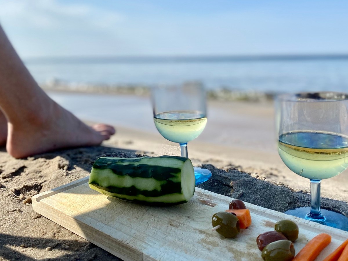 Dengang jeg, som far og mand, næsten blev til en struds (En forsinket nytårstale om at stå i vindretningen, når tilværelsen ryster sit store frottehåndklæde for strandsand. Og om at blive&nbsp;stående!)&nbsp;