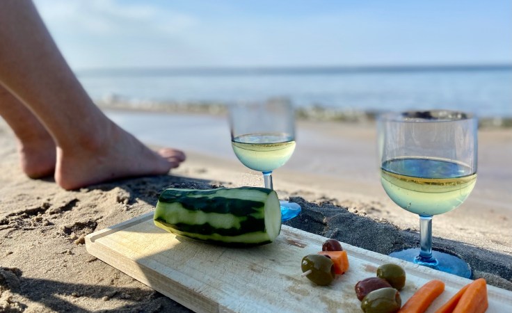 Dengang jeg, som far og mand, næsten blev til en struds (En forsinket nytårstale om at stå i vindretningen, når tilværelsen ryster sit store frottehåndklæde for strandsand. Og om at blive&nbsp;stående!)&nbsp;