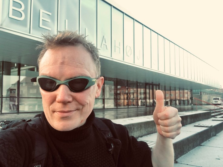 “Det der du gjorde i går. Det må du aldrig nogensinde (som i never ever)&nbsp; gøre igen. Er du med?!”&nbsp;(Om autisme, kravundgående adfærd og om at få voksenskældud af sin egen krop, på vej til&nbsp;svømmehallen)